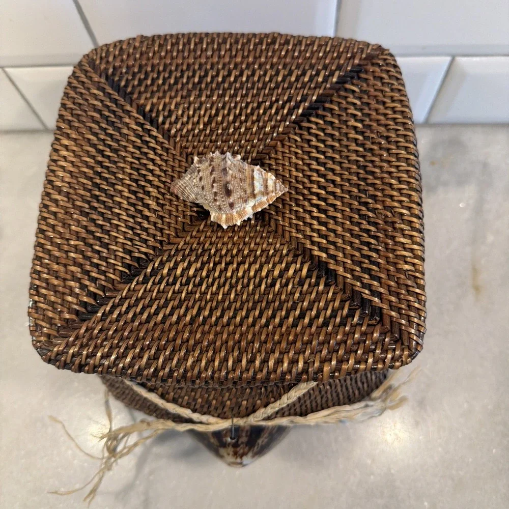 Vintage 1980's Woven Lidded Basket With She'll Decor 003